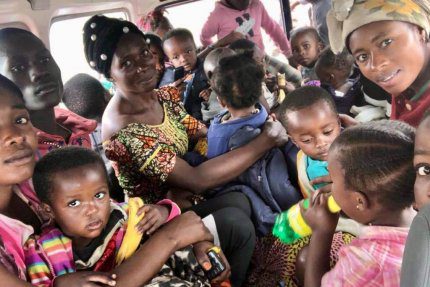 Ewakuacja matek z dziećmi w Gomie