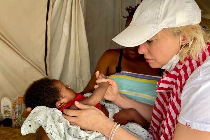 Badanie najmłodszych mieszkańców obozu na Lesvos