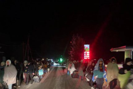 Długa kolejka Ukraińców czekających na przekroczenie granicy w Krościenku