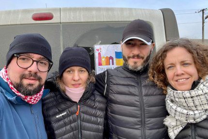 Mateusz Gasiński, Ola Hera, Jarosław Martynko i Anna Kieniewicz na tle pomocowego busa Dobrej Fabryki