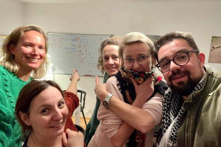 Agnieszka Kieniewicz, Anna Rollmann, Anna Kieniewicz, Adrianna Porowska, Mateusz Gasiński podczas planowania przyjmowania uchodźców z Ukrainy na dworcu zachodnim w Warszawie