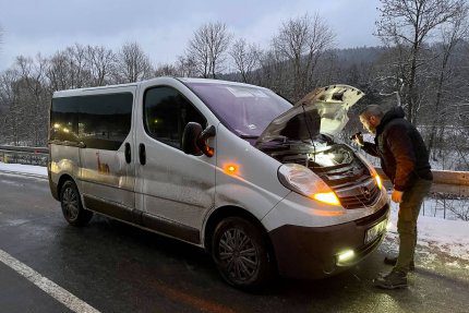 Jarosław Martynko z fundacji Dobra Fabryka próbuje zdiagnozować usterkę w dobrofabrycznym busie